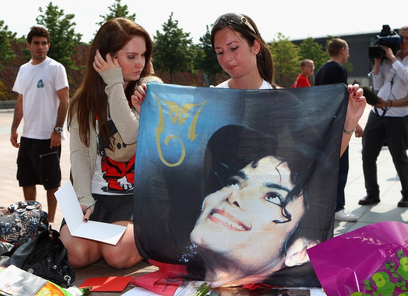 Devastated fans at the O2 Arena say goodbye to Michael Jackson /Gareth Cattermole /Getty Images