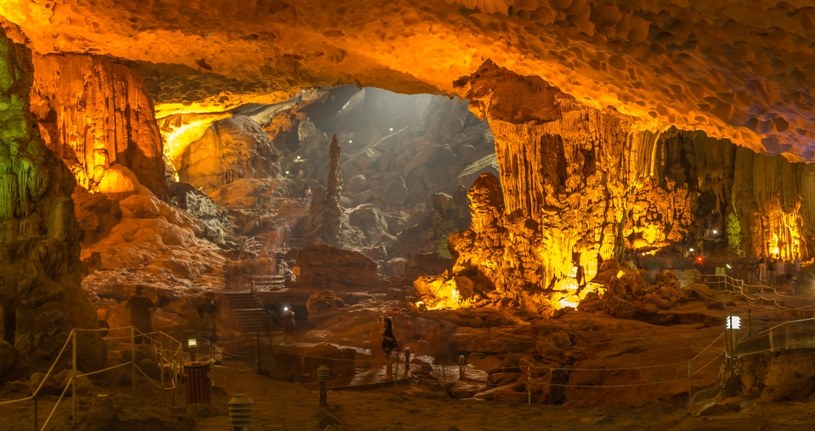 Arriving at Halong Bay, tourists will have the opportunity to listen to the legend associated with this impressive cave /123RF/PICSEL