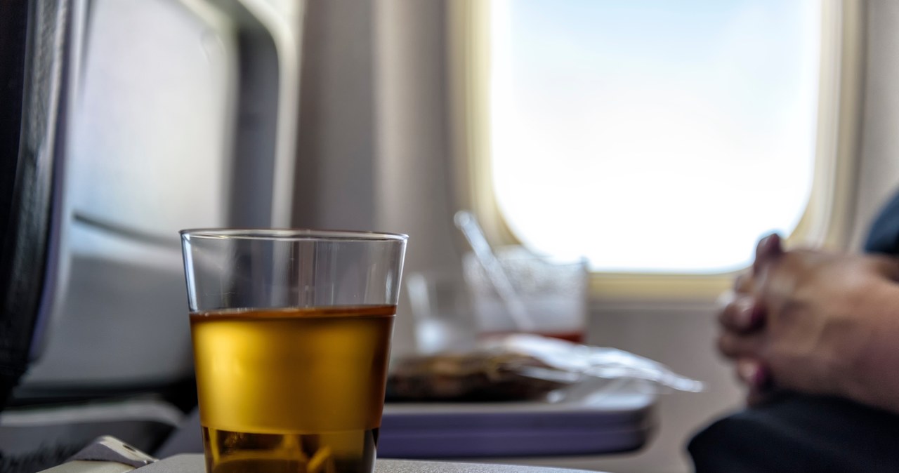 According to scientists, drinking alcohol on airplanes should be banned or at least limited /123RF/PICSEL